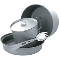 Набор походной посуды Adrenalin Titanium Kit, 5 предметов20353 Набор походной посуды Adrenalin Titanium Kit, 5 предметов20353Набор сверхлегкой компактной походной посуды Adrenalin Titanium Kit, включающий в себя кастрюлю, сковородку, съемную ручку для них, кружку с крышкой и ложку-вилку, идеально подойдет для приготовления пищи для 1-2 человек. Посуда изготовлена из титана, легкая и компактно складывается, поэтому не займет в походном рюкзаке много места. Сковородку можно использовать как крышку на кастрюлю, а ложка-вилка объединяет в себе сразу два столовых прибора. Для удобства хранения и транспортировки набор комплектуется чехлом. Adrenalin - целый мир товаров, которые делают вашу жизнь комфортнее и интереснее. Даже если вы находитесь вне зоны привычных удобств: за городом, на даче, в походе, на рыбалке, на работе и в командировке. Объем кружки: 0,56 л. Объем кастрюли: 1,36 л. Объем сковороды: 0,51 л. Длина ложки-вилки: 16 см. Размер кружки: 10 см х 7 см х 10 см. Размер кастрюли: 15 см х 8 см х 15 см. Размер сковороды: 15,5 см x 3 см х...