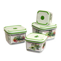 Набор квадратных контейнеров Oriental way Simple control 4 шт GL9002-ВGL9002-B Набор квадратных контейнеров Oriental way Simple control 4 шт GL9002-ВGL9002-BКонтейнеры серии Simple control обеспечивают абсолютную герметичность и водонепроницаемость, не пропускают влагу и запах, долго сохраняют свежесть продуктов. В набор входят четыре контейнера емкостью 1,7, 1,1, 0,65 и 0,36 литров. Крышки контейнеров легко открываются и плотно закрываются, содержат антискользящие вставки для устойчивого вертикального хранения. Контейнеры устойчивы к воздействию масел и жиров, легко моются (можно мыть в посудомоечной машине). Прозрачные стенки позволяют видеть содержимое. На крышке содержится специальный клапан для выпуска пара. Контейнеры подходят для использования в микроволновых печах и имеют возможность хранения продуктов в холодильнике и морозильной камере. Характеристики: Материал: полипропилен. Объемы и размеры контейнеров: 1,7 л (основание 13 см х 13 см, высота 11 см), 1,1 л (основание 11 см х 11 см, высота 9,5 см), 0,65 л (основание 9,5 см х 9,5 см, высота 8 см), 0,36 л (основание 8 см х 8 см, высота 7 см). Комплектация: 4...