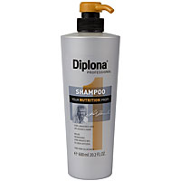 Шампунь Diplona Professional Your Nutrition Profi, для длинных, секущихся волос, 600 мл95174 Шампунь Diplona Professional Your Nutrition Profi, для длинных, секущихся волос, 600 мл95174Шампунь Diplona Professional Your Nutrition Profi - питательный уход для длинных, секущихся волос. Основные компоненты: Пантенол - помогает восстановить поврежденные волосяные луковицы и секущиеся концы волос. Масло Ши - имеет схожий с липидами волос состав, поэтому легко заполняет образовавшиеся в кутикуле трещины, восстанавливая ее структуру и возвращая волосам силу. Обладает смягчающими, увлажняющими и регенерирующими свойствами. Протеины пшеницы - обладает увлажняющими, восстанавливающими свойствами, усиливает естественные функции кожи, в том числе активизируют механизмы защиты. Витамин В3 - благодаря своему сосудорасширяющему действию позволяет облегчить проникновение активных веществ в кожный сосочек, что благоприятно влияет на рост волос. Характеристики: Объем: 600 мл. Производитель: Германия. Артикул: 95174. Diplona Professional существует на немецком рынке более 40 лет, была разработана совместно с лучшим...