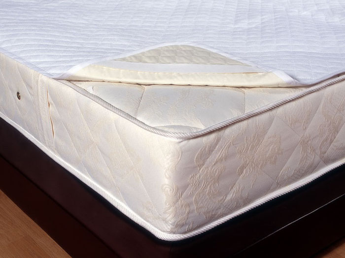 Наматрасник Comfort Luisa, водонепроницаемый, 180 см х 200 см138720010 Наматрасник Comfort Luisa, водонепроницаемый, 180 см х 200 см138720010Непромокаемый наматрасник Comfort Luisa - это практичная новинка для вашей спальни! Водонепроницаемый наматрасник продлит срок службы вашего матраса: защитит его от влаги, пятен и загрязнений. Наматрасник Comfort Luisa состоит из 2 слоев: верхний слой - махровая хлопковая ткань; нижний слой - специальный материал не пропускающий влагу. Наматрасник Comfort Luisa прост в уходе и легко одевается на матрас с помощью резинок. Характеристики: Материал: 82% хлопок, 18% полиэстер. Размер: 180 см х 200 см. Производитель: Россия. Артикул: 138720010.