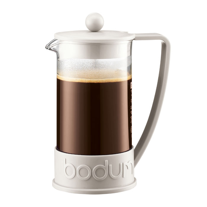 Кофейник Bodum Brazil с прессом, цвет: белый, 1 л10938-913 Кофейник Bodum Brazil с прессом, цвет: белый, 1 л10938-913Кофейник Brazil с пластиковым каркасом и стеклянной колбой, который во всем мире ассоциируется с методом френч-пресс, а значит и с отлично приготовленным кофе, займет достойное место на вашей кухне. Современный дизайн полностью соответствует последним модным тенденциям в создании предметов бытовой техники. В комплект с кофейником входит мерная ложечка. Настоящим ценителям натурального кофе широко известны основные и наиболее часто применяемые способы его приготовления: эспрессо, по-турецки, гейзерный. Однако существует принципиально иной способ, известный как french press, благодаря которому приготовление ароматного напитка стало гораздо проще. Метод french press прост: в теплый кофейник насыпают кофе среднего помола и заливают горячей водой. После того, как напиток настоится 3-5 минут, гущу отделяют поршнем с сеткой - и кофе готов! Эксперты считают, что такой способ позволяет получить максимально ароматный и нежный кофе - ведь он не перегревается, не...
