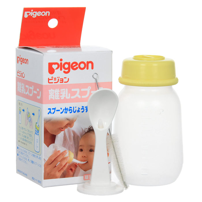 PIGEON Бутылочка с ложечкой для кормления, 3+ мес, 120 мл115510 PIGEON Бутылочка с ложечкой для кормления, 3+ мес, 120 мл115510Набор для кормления Pigeon (Пиджеон) используется для детей с начала введения прикорма (для соков и бульонов). Набор состоит из бутылочки и ложки. Набор помогает малышу быстро привыкнуть кушать из ложки.В отличие от обычной ложки, отпала необходимость много раз подносить ее ко рту, достаточно слегка надавить на бутылочку и жидкая пища начнет поступать в ложку по желобку. К набору прилагается щеточка. Характеристики:Объем бутылочки: 120 мл.Длина ложки: 7,5 см.Длина щеточки: 9,5 см.Рекомендуемый возраст: от 3 месяцев. Материал: полипропилен, нержавеющая сталь, нейлон.Товар сертифицирован.