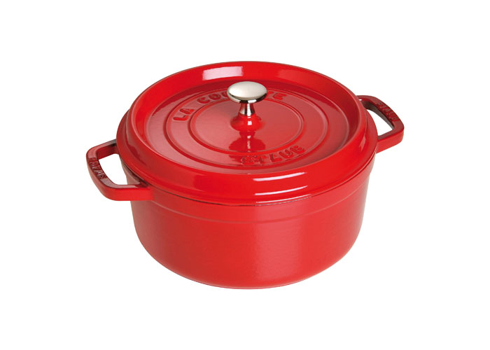 Кокот круглый Staub 22 см 2,6 л цвет: вишневый. 11022061102206 Кокот круглый Staub 22 см 2,6 л цвет: вишневый. 11022061102206Изготовлен из чугуна, покрытого эмалью снаружи и внутри. Подходит для использования на всех типах плит и в духовке. Перед первым использованием вымыть горячей водой, высушить на слабом огне, затем смазать растительным маслом изнутри. Погреть несколько минут на слабом огне и вытереть избыток масла. Мыть жидким моющим средством, без применения абразивных веществ и металлических губок. Пригодна для мытья в посудомоечной машине. При падении на твердую поверхность посуда может треснуть или разбиться. Металлические кухонные принадлежности могут повредить посуду. Чтобы не обжечься, пользуйтесь прихватками. Характеристики: Материал: чугун. Объем: 2,6 л. Диаметр: 22 см. Диаметр нижнего дна: 15,5 см. Высота (включая ручку на крышке): 15 см. Высота (без крышки): 10 см. Ширина (с ручками): 28,5 см. Размер упаковки: 27 см х 25 см х 11 см. Глубина: 9 см. Производитель: Франция. Артикул: 110206.