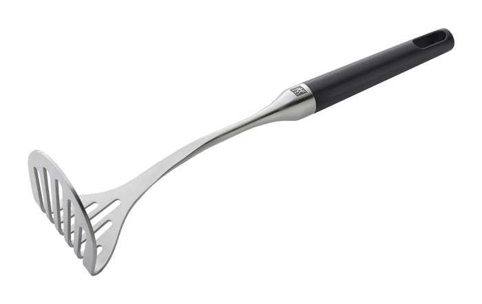 Лопатка для пюре Zwilling Twin Pure black 37621-00037621-000 Лопатка для пюре Zwilling Twin Pure black 37621-00037621-000Лопатка Twin Pure black предназначена для приготовления картофельного или овощного пюре. Она выполнена из высококачественной нержавеющей стали 18/10. Удобная рукоятка лопатки не позволит выскользнуть ей из вашей руки. Также лопатка имеет небольшое ушко, с помощью которого вы можете повесить ее у себя на кухне. Лопатка для пюре Twin Pure black займет достойное место среди аксессуаров на вашей кухне. Характеристики: Материал: нержавеющая сталь. Длина лопатки: 30 см. Производитель: Германия. Изготовитель: Китай. Артикул: 37621-000. Немецкая компания Zwilling J. A. Henckels была основана в 1731 году. При производстве своей продукции компания на протяжении многих лет использует инновационные технологии. В настоящее время компания Zwilling J. A. Henckels является эталоном высокого немецкого качества, долговечности и практичности, чем заслужили признание во всем мире.