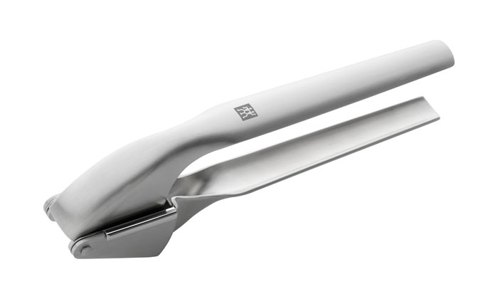 Zwilling пресс для чеснока Twin Prof115510 Zwilling пресс для чеснока Twin Prof115510Пресс для чеснока Twin Prof позволяет выдавливать дольку чеснока полностью без остатков частиц жмыха внутри пресса. Пресс для чеснока, выполненный из нержавеющей стали, займет достойное место среди аксессуаров на вашей кухне. Оригинальный дизайн и качество исполнения не оставят равнодушными ни тех, кто любит готовить, ни опытных профессионалов-поваров.Характеристики: Материал: нержавеющая сталь. Длина пресса: 19 см. Размер упаковки: 7,5 см х 20,5 см х 4,5 см. Производитель:Германия. Изготовитель:Китай. Артикул:37806-000.Немецкая компания Zwilling J. A. Henckels была основана в 1731 году. При производстве своей продукции компания на протяжении многих лет использует инновационные технологии. В настоящее время компания Zwilling J. A. Henckels является эталоном высокого немецкого качества, долговечности и практичности, чем заслужили признание во всем мире.