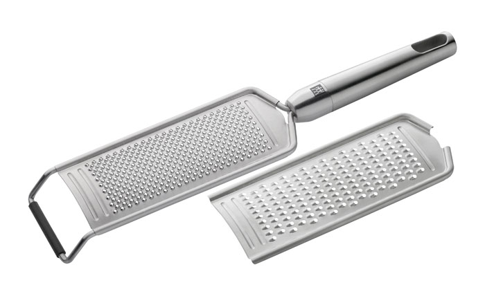 Терка двойная Zwilling Twin Pure 37523-000115510 Терка двойная Zwilling Twin Pure 37523-000115510Двойная терка Pure изготовлена из высококачественной нержавеющей стали. Терка имеет две сменные поверхности: крупную и мелкую. Предназначена для измельчения твердых продуктов, таких как твердые сорта сыра, шоколад. Характеристики: Материал: нержавеющая сталь. Длина терки: 30 см. Ширина рабочей поверхности: 6 см. Производитель:Германия. Изготовитель:Китай. Артикул:37523-000.Немецкая компания Zwilling J. A. Henckels была основана в 1731 году. При производстве своей продукции компания на протяжении многих лет использует инновационные технологии. В настоящее время компания Zwilling J. A. Henckels является эталоном высокого немецкого качества, долговечности и практичности, чем заслужили признание во всем мире.