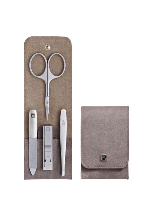 Zwilling Маникюрный набор TWINOX Taupe серо-бежевый, 4 предмета97444-005 Zwilling Маникюрный набор TWINOX Taupe серо-бежевый, 4 предмета97444-005Инструменты изготовлены из высококачественной нержавеющей стали. Футляр из натуральной кожи. Комплектность набора: ножницы, пинцет, пилочка, щипчики. Инструменты предохранять от падения на пол. Время от времени смазывать чистым маслом область соединения, винт, внутреннюю часть и режущие кромки кусачек и ножниц. Использовать только по назначению! Затачивать инструменты у специалиста. Хранить в недоступном для детей месте.Адрес изготовителя: ДТ 743 Стрит, Донг Чиеу Коммун, Бин Дуонг Провинс, Вьетнам (DT 743 Street, Dong Chieu Commune, Binh Duong Province, Vietnam)
