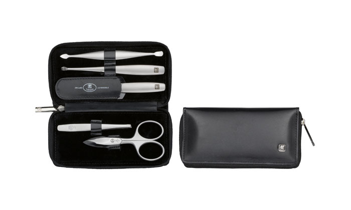 Zwilling Маникюрный набор TWINOX, цвет: черный на молнии, 5 предметов97099-004 Zwilling Маникюрный набор TWINOX, цвет: черный на молнии, 5 предметов97099-004Инструменты изготовлены из высококачественной нержавеющей стали. Футляр из воловьей кожи. Комплектность: ножницы для ногтей и кутикулы, пинцет, пилка для ногтей, инструмент для обрезания кутикулы, двойной инструмент для отодвигания кутикулы и чистки под н