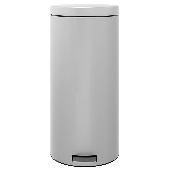 Мусорный бак Brabantia с педалью, цвет: серый металлик, 30 л348723 Мусорный бак Brabantia с педалью, цвет: серый металлик, 30 л348723Мусорный бак Brabantia выполнен из гальванизированой стали цвета серый металлик. Особенности мусорного бака Brabantia: механизм двойной петли из стали (при открывании вручную крышка фиксируется в открытом положении); пластиковый защитный ободок (не царапает пол); нескользящая основа; внутренняя корзина из пластика со специальными вентиляционными отверстиями для предотвращения образования вакуума при извлечении полного пакета; ручка для переноса; прочная ручка на пластиковой корзине; крышка закрывается бесшумно, плотно прилегает, предотвращая распространение запаха; фирменные мусорные мешки в комплекте. Характеристики: Материал: металл, пластик. Объем: 30 л. Диаметр внутренней корзины: 25 см. Высота внутренней корзины: 60 см. Высота бака (с учетом крышки): 65 см. Общий диаметр бака: 29 см. Цвет: серый металлик. Размер упаковки: 35 см х 68 см х 31 см. Производитель: ...