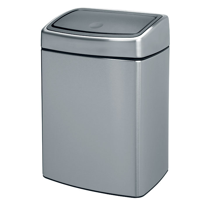 Ведро для мусора Brabantia Touch Bin, 10 л477225 Ведро для мусора Brabantia Touch Bin, 10 л477225Ведро для мусора Brabantia Touch Bin, выполненное из антикоррозийной матовой стали с защитой от отпечатков пальцев, обеспечит долгий срок службы и легкую чистку. Ведро поможет вам держать мелкий мусор в порядке и предотвратит распространение неприятного запаха. Съемная крышка, выполненная из нержавеющей стали и пластика, открывается и закрывается нажатием с характерным щелчком. Крышка открывается и закрывается бесшумно, плотно прилегает к ведру. Пластиковое основание ведра предотвращает повреждение пола. Внутренняя часть ведра - это корзина, выполненная из пластика. Ведро укомплектовано съемным настенным держателем из нержавеющей стали (в комплект входят два шурупа и два дюбеля). В комплекте с ведром идет упаковка с подходящими по размеру мусорными мешками фирмы Brabantia, которые оснащены затяжными шнурками. Характеристики: Материал: сталь матовая, пластик. Объем: 10 л. Высота ведра: 38 см. Размер ведра (Д х Ш): 27 см х 21 см. ...