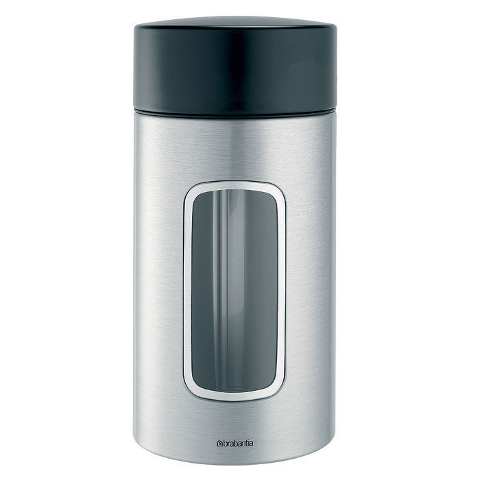 Банка для продуктов Brabantia 1,7 л 371820371820 Банка для продуктов Brabantia 1,7 л 371820371820В контейнере Brabantia вместимостью 1,7 литра можно хранить все, что угодно. Эта высокая модель цилиндрической формы отлично подойдет для специй, печенья и других продуктов. Специальная защелкивающаяся крышка не пропускает запахи и позволяет дольше сохранять аромат и свежесть продуктов. Прозрачное окошко из антистатических материалов, благодаря которому вы всегда знаете, что и в каком количестве содержится в каждом контейнере; Контейнер имеет гладкую внутреннюю поверхность и легко чистится; Прочный и долговечный — изготовлен из коррозионностойких материалов; Специальная защелкивающаяся не пропускающая запах крышка; Основание с защитным покрытием; 10-летняя гарантия Brabantia. Характеристики: Материал: нержавеющая сталь, пластик, акрил. Объем банки: 1,7 л. Высота банки (без учета крышки): 20 см. Диаметр банки: 9,5 см. Производитель: Бельгия. Артикул: 371820. ...