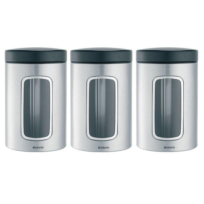 Набор банок для продуктов Brabantia 1,4 л, 3 шт, матовая нерж. сталь 335341VT-1520(SR) Набор банок для продуктов Brabantia 1,4 л, 3 шт, матовая нерж. сталь 335341VT-1520(SR)Набор Brabantia состоит из трех банок, в которых будет удобно хранить разнообразные сыпучие продукты, такие как кофе, крупы, макароны или специи. Банки изготовлены из антикоррозийной стали с защитой от отпечатков пальцев. Они не впитывают аромат, не окрашиваются, не пропускают запах, а продукты в них остаются свежими. Банки плотно закрываются пластиковыми крышками. Защитное покрытие на основании не царапает поверхность. На корпусе каждой банки имеется небольшое окошко из акрила, позволяющее видеть содержимое банки. Такой набор банок для сыпучих продуктов станет незаменимым помощником на кухне. Характеристики:Материал: сталь, пластик, акрил. Высота банки (без учета крышки):14,5 см. Диаметр банки:10,5 см. Объем одной банки:1,4 л. Комплектация:3 шт. Производитель:Бельгия. Артикул:335341. Гарантия производителя: 5 лет.