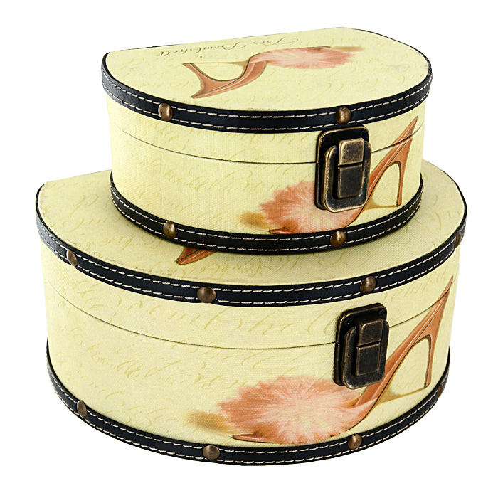 Набор шкатулок Roura Decoracion, 2 шт. 34551UP210DF Набор шкатулок Roura Decoracion, 2 шт. 34551UP210DFНабор Roura Decoracion состоит из 2 оригинальных шкатулок разных размеров.Каждая шкатулка представляет собой деревянный сундучок светло-желтого цвета, отделанный искусственной кожей с рисунком в виде туфельки. Шкатулки надежно закрываются на металлический замок.Набор шкатулок Roura Decoracion, непременно, понравится всем любительницам изысканных вещей. В шкатулках можно хранить памятные предметы, документы или любые другие мелочи.Сочетание оригинального дизайна и функциональности делает набор шкатулок Roura Decoracion практичным и стильным подарком и предметом гордости его обладательницы. Характеристики: Материал: МДФ, кожзаменитель, металл.Размер большой шкатулки: 17 см x 21 см x 9,5 см.Размер малой шкатулки: 15,5 см x 12 см x 6,5 см.Размер упаковки: 22 см x 19 см x 10 см.Производитель:Испания. Артикул:34551.