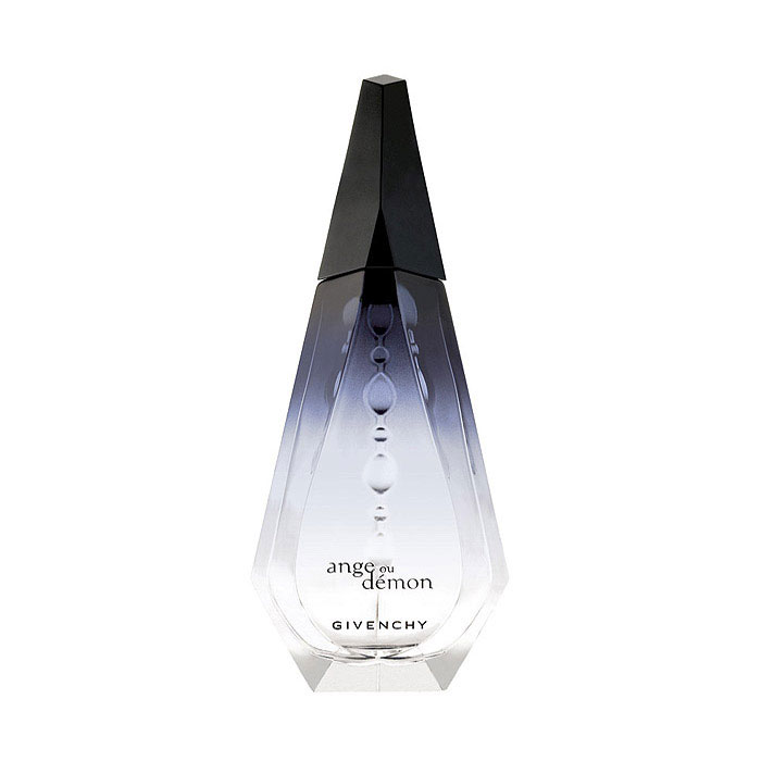 Givenchy Парфюмерная вода Ange Ou Demon, женская, 30 млP037330 Givenchy Парфюмерная вода Ange Ou Demon, женская, 30 млP037330Лицом аромата Givenchy Ange Ou Demon стала Мари Стейсс, двадцатилетняя дочь премьер-министра Франции Доминика де Вильпена. Два лица девушки - ангельское и дьявольское - изображены на рекламных плакатах. Сам аромат - сенсация: Новинка представляет собой настоящую ДНК Givenchy: французский стиль, элегантный шик, игривую спонтанность и истинно аристократическую душу - заявила Изабель Джекс, маркетинг-директор компании. Классификация аромата : цветочный, древесный. Верхние ноты: калабрийский мандарин, тимьян, шафран. Ноты сердца: иланг-иланг, орхидея, лилия. Ноты шлейфа: кора дуба, розовое дерево, ваниль, бобы тонка. Ключевые слова : Загадочный, окутывающий, теплый, чувственный! Самый популярный вид парфюмерной продукции на сегодняшний день - парфюмерная вода. Это объясняется оптимальным балансом цены и качества - с одной стороны, достаточно высокая концентрация экстракта...