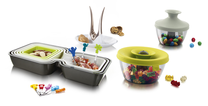 Набор подарочный VacuVin Party Set, 17 предметов2889160 Набор подарочный VacuVin Party Set, 17 предметов2889160В подарочный набор VacuVin Party Set входит: 6 мисок для закусок, 2 емкости для орехов и конфет, устройство для колки орехов и 8 шпажек для канапе. Миски для закусок, выполнены из высококачественного пищевого пластика. В набор входят 6 мисок различных размеров: 3 фигурные миски с двумя выемками и 3 квадратные миски. В мисках с двумя выемками вы сможете подать закуску с подходящим соусом или две закуски вместе. Квадратные миски можно использовать отдельно или вставить внутрь двойных емкостей, что создает еще больше возможностей сервировки. Вы сможете не только отделить закуски друг от друга и предотвратить смешение вкусов, но и украсить свой стол различными цветовыми решениями. После использования миски складываются друг в друга, не занимая много места в вашем кухонном шкафу. Емкость для орешков и конфет выполнена из высококачественного пищевого пластика. Яркая цветная силиконовая крышка с запатентованной системой герметичного закрытия Оксилок гарантирует плотное закрытие...