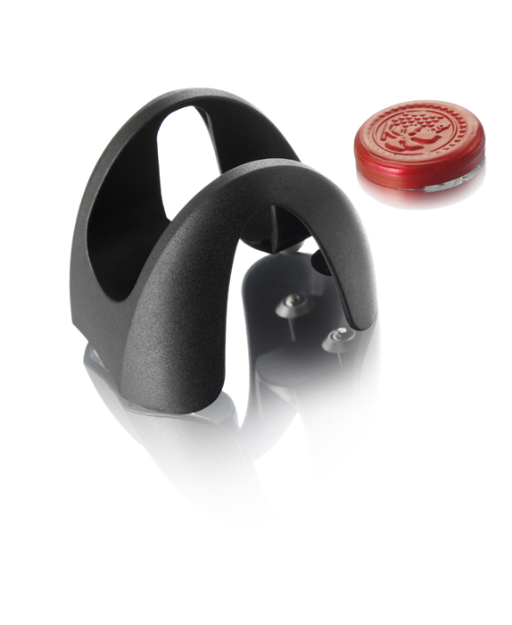 Обрезатель фольги VacuVin6854460 Обрезатель фольги VacuVin6854460Обрезатель фольги VacuVin, изготовленный из высококачественного пластика, это оригинальное инновационное приспособление для удаления капсулы перед извлечением пробки. Обрезатель оснащен четырьмя стальными режущими гранями, что позволяет очень легко и изящно сделать аккуратный, ровный шов у самой кромки горлышка бутылки всего за 1/4 оборота. Обрезатель VacuVin можно использовать как декоративный держатель пробки. Характеристики: Материал: пластик, сталь. Размер обрезателя: 5 см х 4,5 см х 4 см. Размер упаковки: 16 см х 10,5 см х 4,5 см. Производитель: Нидерланды. Артикул: 6854460.