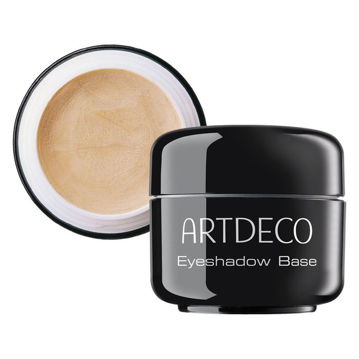 Artdeco База под тени для век Eyeshadow Base, 5 млSC-FM20101 Artdeco База под тени для век Eyeshadow Base, 5 млSC-FM20101База для теней Artdeco Eyeshadow Base жемчужно-телесного цвета с кремовой текстурой и максимальным светоотражением помогает корректировать недостатки и цветовые несовершенства кожи, готовит веко для нанесения теней. Этот продукт специально создан, чтобы подчеркнуть красоту цвета и текстуры теней для век. Макияж глаз благодаря использованию Artdeco Eyeshadow Base становиться максимально стойким. Уникальный комплекс антисептиков, увлажнителей и витаминов успокаивают покраснения на веках. Применение:на чистое веко нанесите подушечками пальцев небольшое количество базы, распределив по верхнему веку. Дайте зафиксироваться текстуре в течение минуты и наносите тени или карандаш.Обязательно плотно закрывайте крышку после каждого использования. Характеристики:Объем: 5 мл. Производитель: Германия. Артикул: 2910. Товар сертифицирован.
