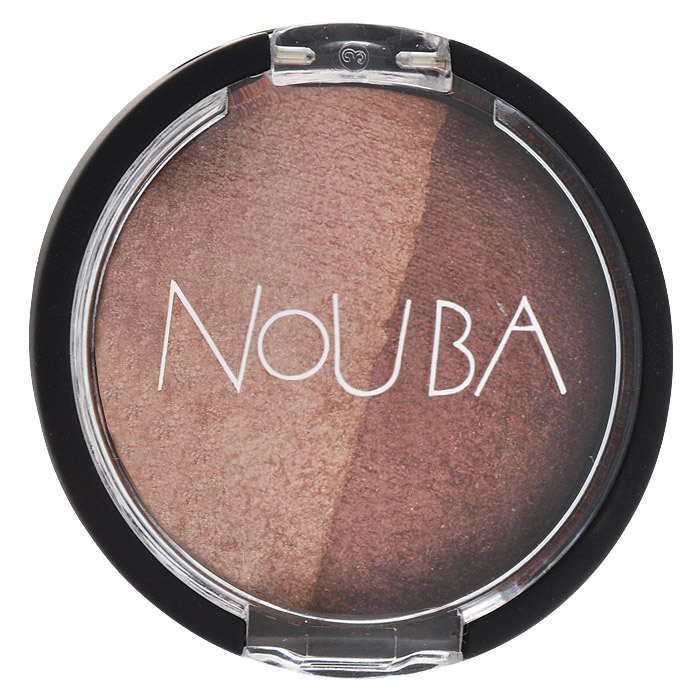 Nouba Тени для век Double Bubble, 2 цвета, тон №28, 2 гN25328 Nouba Тени для век Double Bubble, 2 цвета, тон №28, 2 гN25328Тени для век Nouba Double Bubble имеют прозрачную, как шифон, текстуру, на основе инновационной формулы без талька, с невероятной естественной насыщенностью цвета, придает взгляду особую выразительность. Входящие в состав витамин Е и масло жожоба бережно ухаживают за кожей век. Для легкого сияющего макияжа, благодаря уникальной технологии запекания, тени можно наносить невероятно-тонким слоем. Для получения яркого и насыщенного цвета используйте нанесение увлажненным аппликатором (прилагается). Характеристики: Вес: 2 г. Тон: №28. Артикул: N25328. Товар сертифицирован.