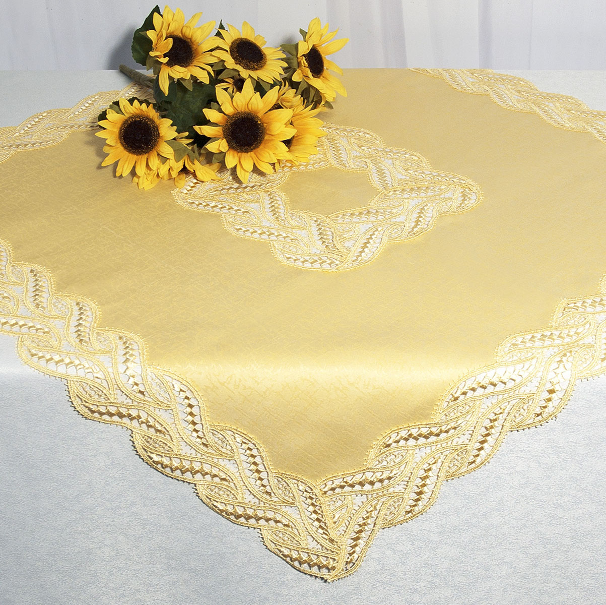 Скатерть Schaefer, квадратная, цвет: золотисто-желтый, 85x 85 см. 3021Z-0307 Скатерть Schaefer, квадратная, цвет: золотисто-желтый, 85x 85 см. 3021Z-0307Квадратная скатерть Schaefer среднего размера, выполненная из полиэстера золотисто-желтого цвета, оформлена вышитым по краю и в центре кружевом, в тон скатерти, в технике - макраме. Изделия из полиэстера легко стирать: они не мнутся, не садятся и быстро сохнут, они более долговечны, чем изделия из натуральных волокон.Вы можете использовать эту скатерть самостоятельно, либо сверху основной, однотонной, большой скатерти. В любом случае она добавит в ваш дом стиля, изысканности и неповторимости. Характеристики:Материал: 100% полиэстер. Цвет: золотисто-желтый. Размер скатерти:85 см х 85 см. Артикул:3021. Немецкая компания Schaefer создана в 1921 году. На протяжении всего времени существования она создает уникальные коллекции домашнего текстиля для гостиных, спален, кухонь и ванных комнат. Дизайнерские идеи немецких художников компании Schaefer воплощаются в текстильных изделиях, которые сделают ваш дом красивее и уютнее и не останутся незамеченными вашими гостями. Дарите себе и близким красоту каждый день!