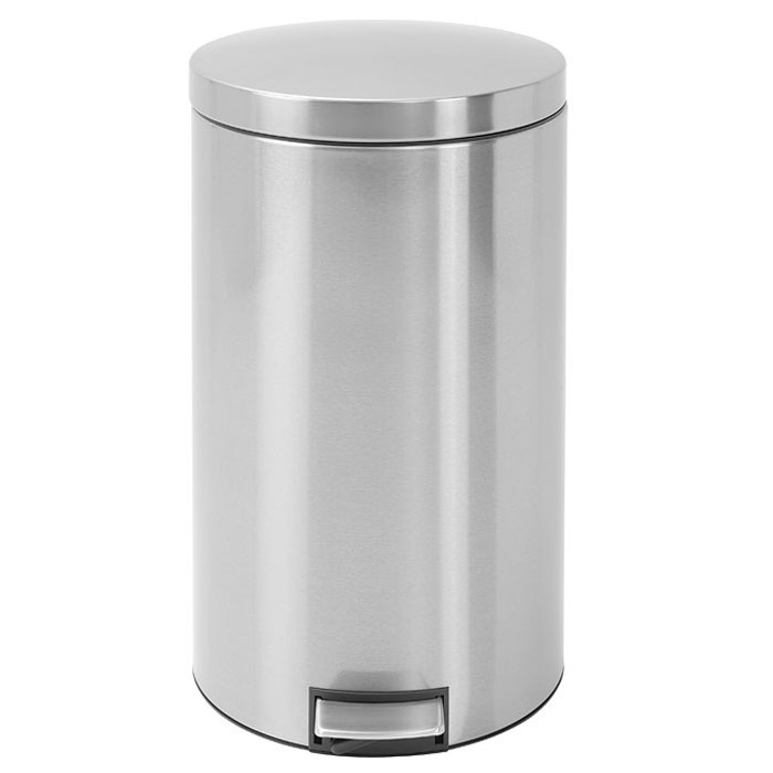 Мусорный бак Brabantia с педалью, 45 л428425 Мусорный бак Brabantia с педалью, 45 л428425Мусорный бак Brabantia выполнен из антикоррозийной полированной стали с защитой от отпечатков пальцев. Особенности мусорного бака Brabantia: механизм двойной петли из стали (при открывании вручную крышка фиксируется в открытом положении); пластиковый защитный ободок (не царапает пол); нескользящая основа; внутренняя корзина из пластика со специальными вентиляционными отверстиями для предотвращения образования вакуума при извлечении полного пакета; прочная ручка на пластиковой корзине; крышка закрывается бесшумно, плотно прилегает, предотвращая распространение запаха; лифтовый механизм плавного закрытия крышки; фирменные мусорные мешки в комплекте; гарантия от производителя 10 лет. Характеристики: Материал: сталь, пластик. Объем: 45 л. Диаметр бака: 36 см. Высота бака (с учетом крышки): 68 см. Диаметр пластиковой корзины (по верхнему краю): 34 см. ...