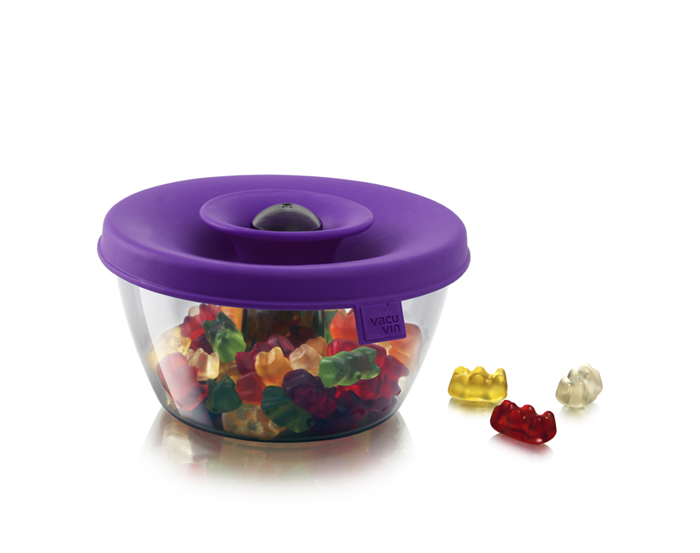 Емкость VacuVin PopSome для хранения орешков, конфет, цвет: фиолетовый, 0,45 л2830860 Емкость VacuVin PopSome для хранения орешков, конфет, цвет: фиолетовый, 0,45 л2830860Емкость VacuVin PopSome, выполненная из высококачественного пищевого пластика, это удобный порционный дозатор для орешков, мармелада, драже. Яркая цветная силиконовая крышка с запатентованной системой герметичного закрытия Оксилок гарантирует плотное закрытие емкости. Потяните горлышко гибкой крышки вверх до хлопка, и откроется небольшое отверстие, через которое можно отсыпать часть содержимого. Емкость VacuVin PopSome отлично подойдет для вечеринок. Ее содержимое легко доступно, и в то же время соблюдается гигиена, так как каждый гость отсыпает себе порцию, не трогая руками остальное. В случае если емкость случайно упадет, ее содержимое не рассыплется. Емкость можно мыть в посудомоечной машине. Емкость Popsome получила в 2010 году премию на выставке промышленного дизайна и вышла в финал конкурса Дизайн товаров для дома 2011. Характеристики: Материал: пластик, резина. Цвет: фиолетовый. Диаметр емкости: 12,5 см. ...