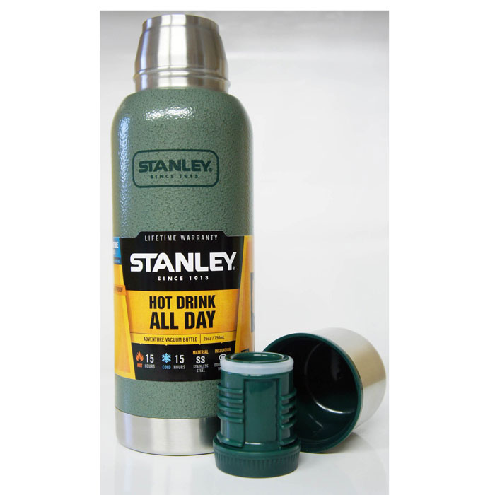 Термос Stanley Adventure, цвет: темно-зеленый, 0,75 л10-01562-005 Термос Stanley Adventure, цвет: темно-зеленый, 0,75 л10-01562-005Термос Stanley Adventure станет вашим незаменимым помощником на рыбалке или походе. Объем термоса - 0,75 л. Он удерживает тепло или холод при помощи вакуумной изоляции и держит температуру в течении 15 часов. Корпус и внутренняя колба выполнены из нержавеющей стали. Наружное покрытие - абразивостойкая эмаль. Крышка изготовлена в виде термостакана объемом 236 мл. Слив - через поворотную пробку. Термос герметичен. Стильный функциональный термос будет незаменим в дороге, на пикнике. Его можно взять с собой куда угодно, и вы всегда сможете наслаждаться горячим домашним напитком.