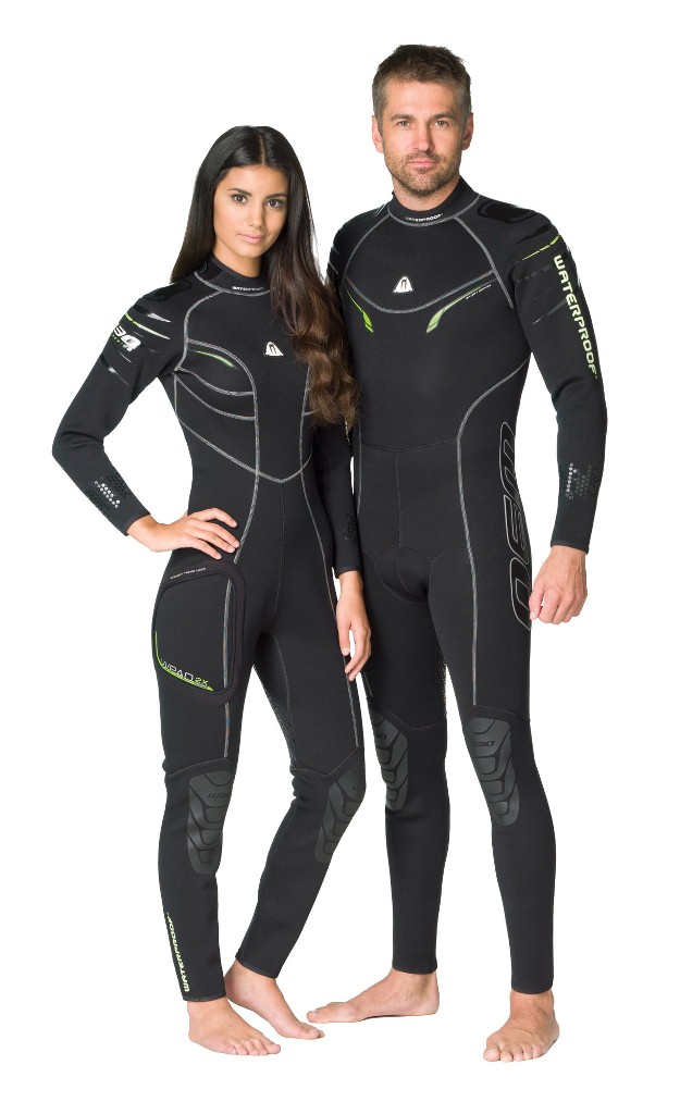 Гидрокостюм Waterproof W30, женский. Размер XSWP 300221 Гидрокостюм Waterproof W30, женский. Размер XSWP 300221Эластичный материал и тянущиеся плоские швы обеспечивают максимально возможную свободу движений - то, что нужно любителям водных видов спорта. Накладки на плечах не скользят и защищают материал костюма от истирания. Молния с бегунком из нержавеющей стали. Нескользящее покрытие сзади. Резиновые наколенники. Модель оснащена устройством WPAD - или док персональных аксессуаров. Это искусно сконструированный так называемый стыковочный узел на правом бедре для крепления специальных аксессуаров - например, кармана Tech Pocket (приобретается отдельно). Крой учитывает особенности женской фигуры. Характеристики: Размер: XS. Материал: 80% резина, 20% неопрен. Длина брючины по внутреннему шву: 68 см. Длина рукава по внутреннему шву: 45 см. Толщина неопрена: 2,5 мм. Артикул: WP 300221. Размер упаковки: 59 см х 38 см х 8 см.