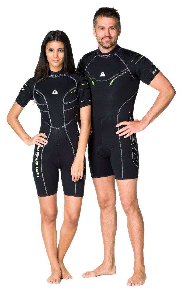Гидрокостюм Waterproof Shorty W30 мужской (XXL)WP 301127 Гидрокостюм Waterproof Shorty W30 мужской (XXL)WP 301127Этот стильный короткий костюм - производная от полного гидрокостюма W30. Эластичный материал и тянущиеся плоские швы обеспечивают максимально возможную свободу движений - то что нужно любителям водных видов спорта. Накладки на плечах не скользят и защищают материал костюма от истирания. Молния с бегунком из нержавеющей стали. Нескользящее покрытие сзади. Характеристики: Цвет: черный. Пол: мужской. Материал: Неопрен . Упаковка: ПВХ блистер. Размер упаковки: 59x38x5.