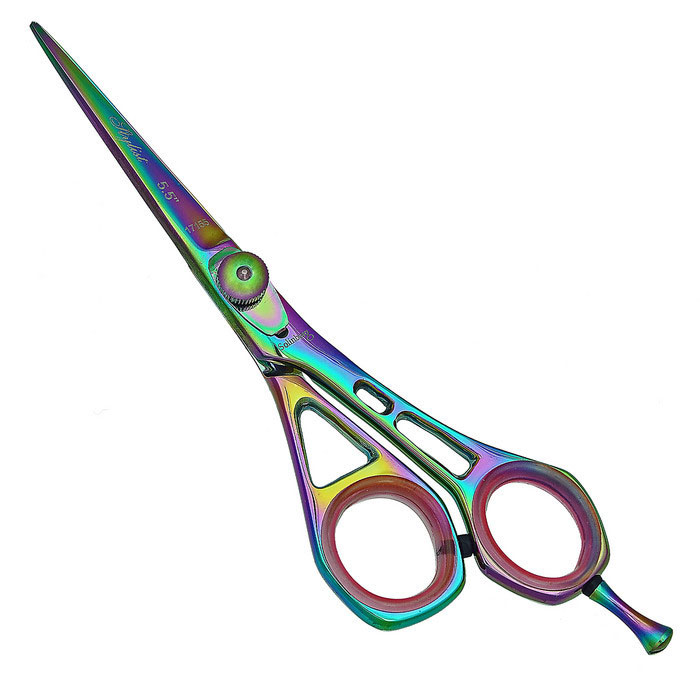 Solinberg Ножницы парикмахерские Stylist 5.5. 213-17155213-17155 Solinberg Ножницы парикмахерские Stylist 5.5. 213-17155213-17155Парикмахерские ножницы Solinberg Stylist 5.5 выполнены из стали с антибактериальным покрытием и предназначены для стрижки волос. Эргономичные - со смещенными кольцами, учитывают анатомию руки, а потому позволяют работать без напряжения мышц кисти и предплечья. Стандартная заточка - выполняется под углом 45-50 градусов. При этом режущая кромка представляет собой ровную полосу шириной около 1 мм. Выносная винтовая группа - винт системы Kompensator Swinger имеет болтовое натяжное устройство и пружину. Позволяет мастеру без дополнительных инструментов, вручную, регулировать натяжение полотен в зависимости от характера выполняемой работы или толщины волос клиента. Можно задавать ножницам более мягкий или жесткий ход. Съемный усилитель для мизинца дает возможность прикладывать меньшее усилие в процессе стрижки. Кольца c сменными резиновыми вставками - позволяют уменьшить диаметр колец и защищают пальцы от аллергических реакций при контакте с металлом. ...