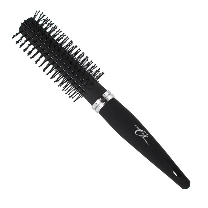 Milen Classik Брашинг для укладки. 321-712321-712 Milen Classik Брашинг для укладки. 321-712321-712Брашинг Milen Classik для укладки волос изготовлен из термостойкого пластика с антистатическими зубцами. Благодаря продуманному дизайну расческа очень удобна в использовании. Окончания зубцов имеют шарообразную форму, что позволяет производить легкий массаж головы, снимая напряжение и не раздражая кожу головы. Характеристики: Материал: пластмасса. Длина расчески: 24 см. Длина зубцов: 1,2 см. Общий диаметр расчески: 4,5 см. Производитель: Германия. Артикул: 321-712. Товар сертифицирован.