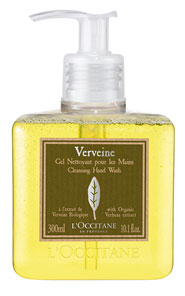 Очищающий гель для рук LOccitane Вербена, 300 млFS-00897 Очищающий гель для рук LOccitane Вербена, 300 млFS-00897Очищающий гель LOccitane Вербена мягко и эффективно очищает кожу рук, не вызывая ощущения сухости. Искрящийся аромат цитрусовой кожуры и удобный дозатор делают его незаменимым в Вашей ванной и на кухне. Характеристики:Объем: 300 мл. Производитель:Франция. Артикул: 153123. Loccitane (Л окситан) - натуральная косметика с юга Франции, основатель которой Оливье Боссан. Название Loccitane происходит от названия старинной провинции - Окситании. Это также подчеркивает идею кампании - сочетании традиций и компонентов из Средиземноморья в средствах по уходу за кожей и для дома. LOccitane использует для производства косметических средств натуральные продукты: лаванду, оливки, тростниковый сахар, мед, миндаль, экстракты винограда и белого чая, эфирные масла розы, апельсина, морская соль также идет в дело. Специалисты компании с особой тщательностью отбирают сырье. Учитывается множество факторов, от места и условий выращивания сырья до времени и технологии сборки. Товар сертифицирован.