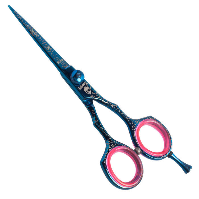 Solinberg Ножницы парикмахерские Stylist 5. 213-5015213-5015 Solinberg Ножницы парикмахерские Stylist 5. 213-5015213-5015Парикмахерские ножницы Solinberg Stylist выполнены из стали с антибактериальным покрытием и предназначены для стрижки волос. Стандартная заточка - выполняется под углом 45-50 градусов. При этом режущая кромка представляет собой ровную полосу шириной около 1 мм. Выносная винтовая группа - винт системы Kompensator Swinger имеет болтовое натяжное устройство и пружину. Позволяет мастеру без дополнительных инструментов, вручную, регулировать натяжение полотен в зависимости от характера выполняемой работы или толщины волос клиента. Можно задавать ножницам более мягкий или жесткий ход. Съемный усилитель для мизинца дает возможность прикладывать меньшее усилие в процессе стрижки. Кольца c сменными резиновыми вставками - позволяют уменьшить диаметр колец и защищают пальцы от аллергических реакций при контакте с металлом. Характеристики: Материал: нержавеющая сталь. Общая длина ножниц (без усилителя): 13 см. Длина лезвия: 5 см. Производитель:...