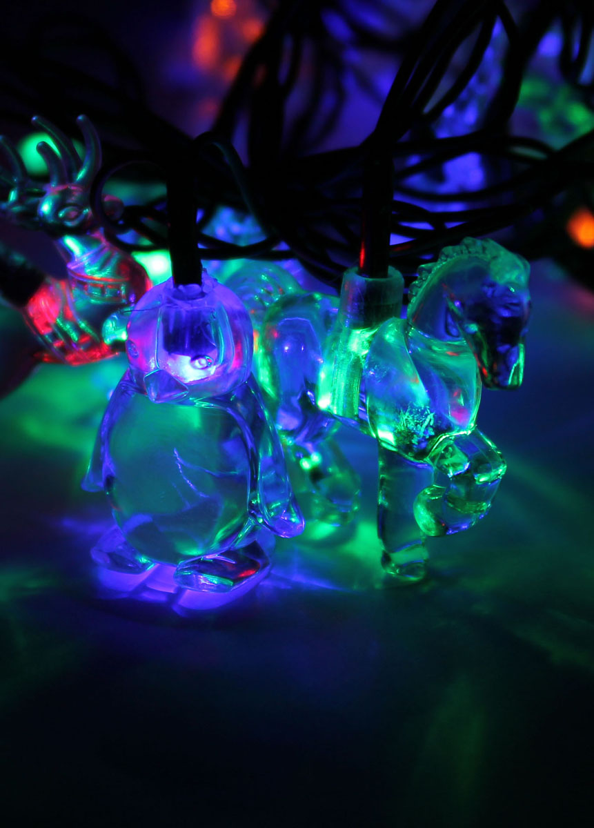 Светодиодная гирлянда Космос Животные, 30 светодиодов, 4,4 мKOC_GIR30LEDMIX3_RGB Светодиодная гирлянда Космос Животные, 30 светодиодов, 4,4 мKOC_GIR30LEDMIX3_RGBДекоративная гирлянда с прозрачными насадками в виде животных отлично подойдет для украшения елки. Имеет 8 режимов мигания. Характеристики: Материал: пластик. Цвет: мульти. Размер лошади: 5,5 см х 4,5 см. Размер оленя: 5,5 см х 4 см. Размер пингвина: 4 см х 3,5 см. Количество светодиодов: 30 шт. Питание: от сети 230 В. Размер упаковки: 18 см х 8 см х 10 см.