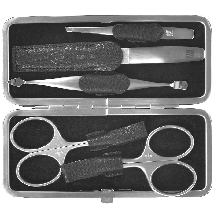 Zwilling Маникюрный набор Twinox, цвет: черный, 5 предметов. 97061-00497061-004 Zwilling Маникюрный набор Twinox, цвет: черный, 5 предметов. 97061-00497061-004Маникюрный набор Zwilling Twinox состоит из 5 предметов: ножниц для ногтей, ножниц для кутикулы, скошенного пинцета, пилочки для ногтей и двойного инструмента для отодвигания кутикулы и чистки под ногтями. Инструменты изготовлены из высококачественной нержавеющей стали и хранятся в футляре черного цвета из натуральной кожи. Уход: Инструменты предохранять от падения на пол. Время от времени смазывать чистым маслом область соединения, винт, внутреннюю часть и режущие кромки кусачек и ножниц. Использовать только по назначению! Затачивать инструменты у специалиста. Хранить в недоступном для детей месте. Характеристики: Материал: нержавеющая сталь. Длина ножниц для ногтей: 9,5 см. Длина ножниц для кутикулы: 9,5 см. Длина пинцета: 9 см. Общая длина пилочки: 13 см. Длина пилящей поверхности: 6,8 см. Длина маникюрного инструмента: 12,5 см. Материал футляра: металл, натуральная...