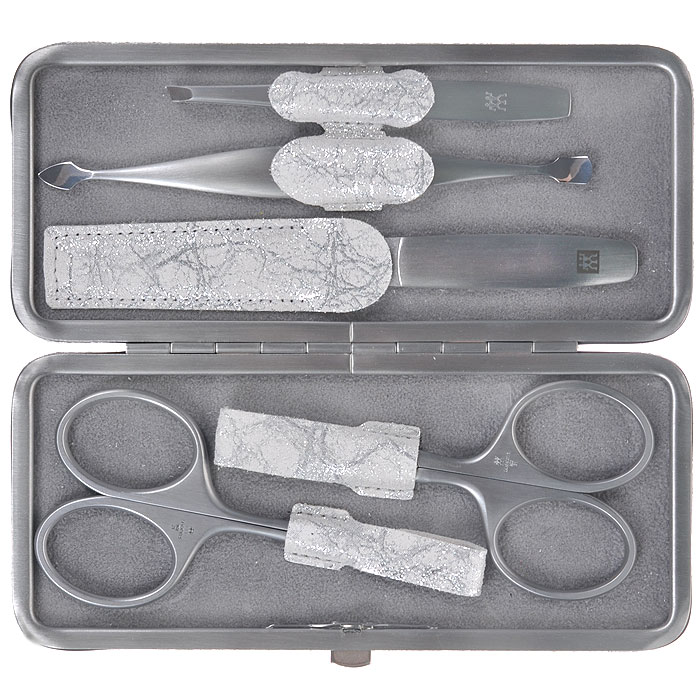Zwilling Маникюрный набор Twinox, цвет: белый, серебристый, 5 предметов. 97494-00197494-001 Zwilling Маникюрный набор Twinox, цвет: белый, серебристый, 5 предметов. 97494-00197494-001Маникюрный набор Zwilling Twinox состоит из 5 предметов: ножниц для ногтей, ножниц для кутикулы, скошенного пинцета, пилочки для ногтей и двойного инструмента для отодвигания кутикулы и чистки под ногтями. Инструменты изготовлены из высококачественной нержавеющей стали и хранятся в футляре серебристого белого цвета из натуральной кожи. Уход: Инструменты предохранять от падения на пол. Время от времени смазывать чистым маслом область соединения, винт, внутреннюю часть и режущие кромки кусачек и ножниц. Использовать только по назначению! Затачивать инструменты у специалиста. Хранить в недоступном для детей месте. Характеристики: Материал: нержавеющая сталь. Длина ножниц для ногтей: 9,5 см. Длина ножниц для кутикулы: 9,5 см. Длина пинцета: 9 см. Общая длина пилочки: 13 см. Длина пилящей поверхности: 6,8 см. Длина маникюрного инструмента: 12,5 см. Материал футляра: металл,...