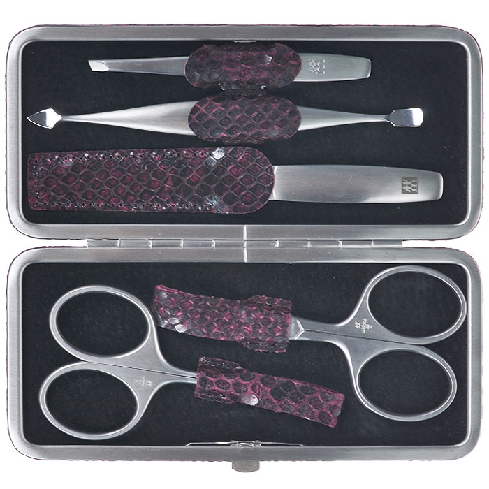 Zwilling Маникюрный набор Twinox, цвет: бордовый, 5 предметов. 97493-00397493-003 Zwilling Маникюрный набор Twinox, цвет: бордовый, 5 предметов. 97493-00397493-003Маникюрный набор Zwilling Twinox состоит из 5 предметов: ножниц для ногтей, ножниц для кутикулы, скошенного пинцета, пилочки для ногтей и двойного инструмента для отодвигания кутикулы и чистки под ногтями. Инструменты изготовлены из высококачественной нержавеющей стали и хранятся в футляре бордового цвета из натуральной кожи отделка «змея». Уход: Инструменты предохранять от падения на пол. Время от времени смазывать чистым маслом область соединения, винт, внутреннюю часть и режущие кромки кусачек и ножниц. Использовать только по назначению! Затачивать инструменты у специалиста. Хранить в недоступном для детей месте. Характеристики: Материал: нержавеющая сталь. Длина ножниц для ногтей: 9,5 см. Длина ножниц для кутикулы: 9,5 см. Длина пинцета: 9 см. Общая длина пилочки: 13 см. Длина пилящей поверхности: 6,8 см. Длина маникюрного инструмента: 12,5 см. Материал футляра: ...