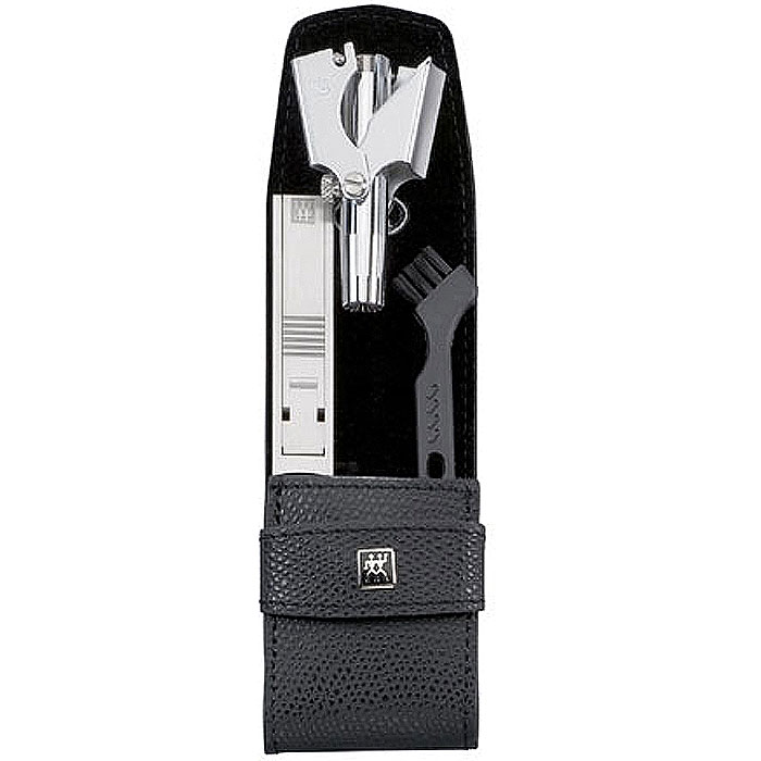 Zwilling Маникюрный набор Twinox, цвет: черный, 3 предмета. 97106-00497106-004 Zwilling Маникюрный набор Twinox, цвет: черный, 3 предмета. 97106-00497106-004Маникюрный набор Zwilling Twinox, состоит из 3 предметов: щипцы маникюрные, инструмента для удаления волос из носа и ушей, кисточка. Инструменты изготовлены из высококачественной нержавеющей стали и хранятся в футляре черного цвета из натуральной кожи, который закрывается хлястиком. Уход: Инструменты предохранять от падения на пол. Время от времени смазывать чистым маслом область соединения, винт, внутреннюю часть и режущие кромки кусачек и ножниц. Использовать только по назначению! Затачивать инструменты у специалиста. Хранить в недоступном для детей месте. Характеристики: Материал: нержавеющая сталь. Длина маникюрных щипцов: 6 см. Длина инструмента для удаления волос из носа и ушей: 5 см. Длина кисточки: 5,5 см. Материал футляра: натуральная кожа. Размер футляра (ДШВ): 7 см х 4,2 см х 3 см. Размер упаковки (ДШВ): 9 см х 5,3 см х 4,3 см. Производитель: Вьетнам. ...