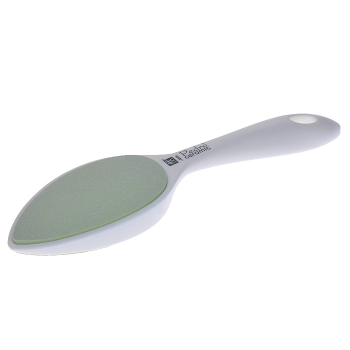 Zwilling Шлифовка для огрубевшей кожи, керамическая, цвет: белый. 78716-00178716-001 Zwilling Шлифовка для огрубевшей кожи, керамическая, цвет: белый. 78716-00178716-001Керамическая шлифовка для огрубевшей кожи Zwilling изготовлена из керамики и пластика. Предназначена для удаления мозолей и огрубевшей кожи на ступнях. Шлифовка имеет грубую и мелкую шероховатые керамические поверхности, которые долгое время остаются острыми и не представляют никакой опасности, даже для диабетиков. Уход: Инструмент предохранять от падения на пол. Использовать только по назначению! Хранить в недоступном для детей месте. Характеристики: Материал: керамика. Длина: 23 см. Размер упаковки (ДШВ): 25,5 см х 7 см х 3 см. Производитель: Германия. Артикул: 78716-001. Товар сертифицирован.