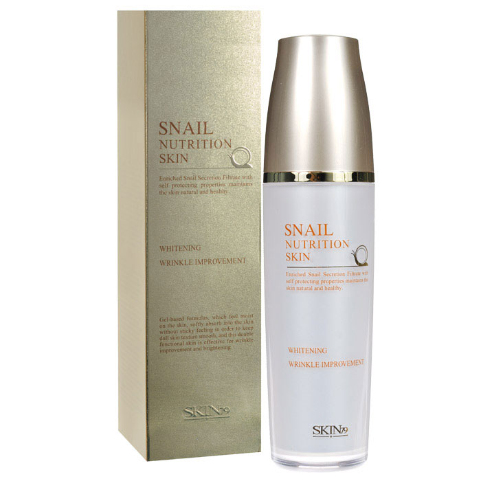 SKIN79 Тоник для лица Snail Nutrition с экстрактом улитки, 120 мл72523WD SKIN79 Тоник для лица Snail Nutrition с экстрактом улитки, 120 мл72523WDТоник для лица SKIN79 «Snail Nutrition» на основе геля, мягко впитывается в кожу прекрасно увлажняет, не оставляет липкого ощущения. Сохраняет кожу гладкой и упругой. Обладает эффективным анти-айдж эффектом, прекрасно разглаживает морщины и предотвращает их раннее появление. Обильное содержание фильтрата улиточной секреции делает кожу яркой и эластичной. Обеспечивает богатое питание для кожи из-за содержания Fucogel - 1000. Это комбинация полисахаридов, которые получают путем биотехнологического процесса ферментации из натуральных растительных компонентов. Фукогель дарит коже нежность, шелковистость без эффекта маслянистости. Обеспечивает мгновенный и продолжительный эффект увлажненности, благодаря формированию пленочки на коже и эффекту удержания влаги. Насыщает влагой роговой слой кожи на более длительный период. Запатентованный состав морской улитки придает коже гладкость и питание в течение длительного времени. B-глюкан и швейцарские альпийские травы помогут делать защитный барьер для кожи, а также помогут выглядеть коже более живой и здоровой. Кроме того, травы прекрасно успокаивают раздраженную кожу, а b-глюкан поможет скрыть все следы усталости на вашем лице. Способ применения: после очищения, нанесите небольшое количество тоника на лицо, слегка похлопайте по коже лица, дайте впитаться.Характеристики:Объем: 120 мл . Размер упаковки: 5,2 см x 5,2 см x 19,7 см. Артикул: 666640. Товар сертифицирован.