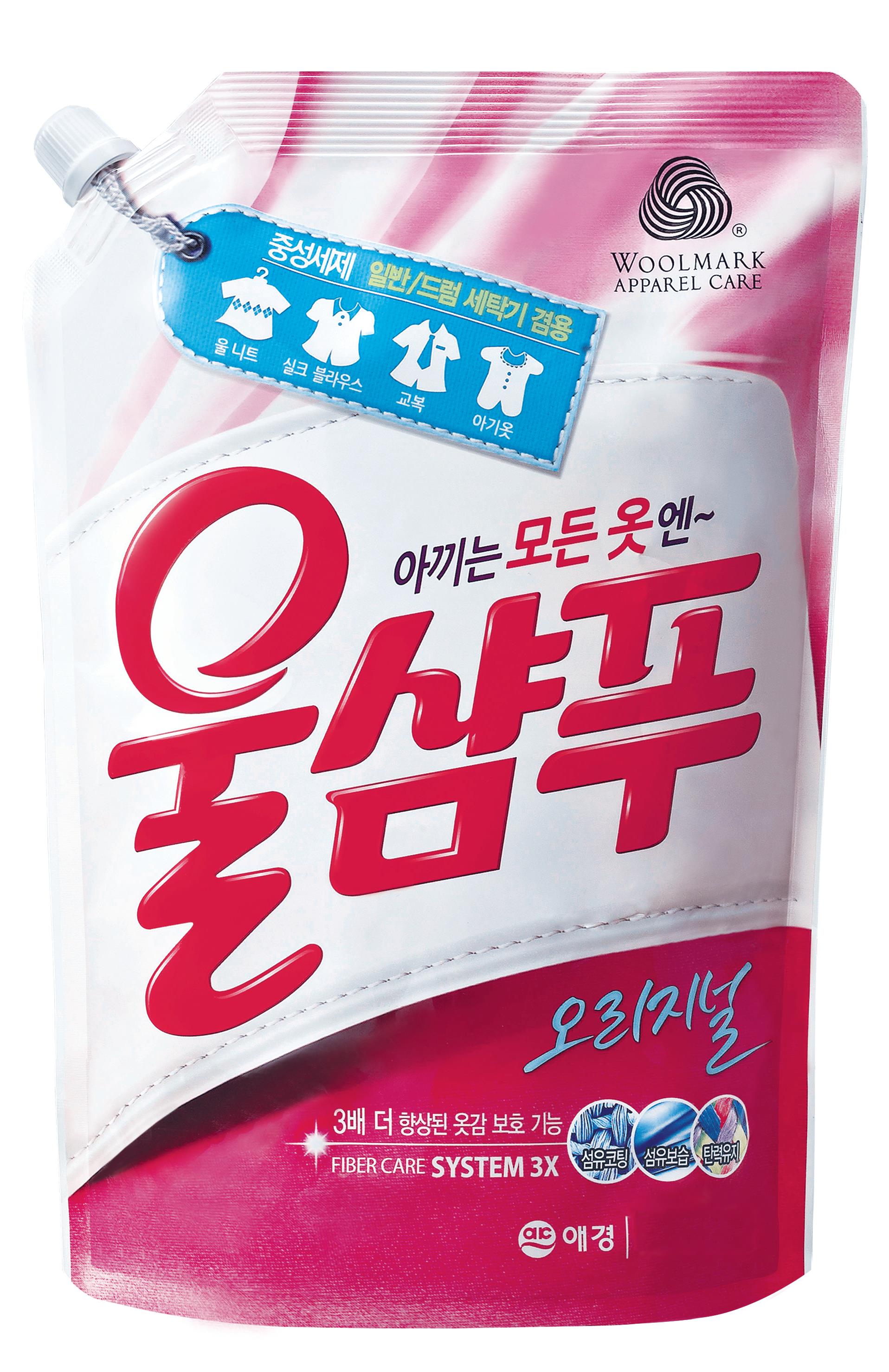 Средство жидкое для стирки Wool Shampoo Original, 1,3 л790009 Средство жидкое для стирки Wool Shampoo Original, 1,3 л790009Натуральные компоненты и силикон жидкого средства для стирки Wool Shampoo Original предотвращают деформацию ткани. Средство защищает цвета ткани, предотвращает линьку вещей при стирке. Кокосовое масло способствует быстрому и тщательному выполаскиванию. Гипоаллергенно. Дарит мягкость, нежность тканям и едва уловимый аромат чистоты и свежести.Подходит для всех типов стиральных машин и ручной стирки. Виды тканей и белья: - подходит для всех видов деликатных тканей (шерсть, шелк, чистый хлопок и др.); - детского белья, нижнего белья; - одежды, требующей особо бережного ухода (сорочки, блузы и др); - одежды из особых видов спортивной ткани; - для ручной стирки головных уборов и капроновых колготок.Товар сертифицирован.
