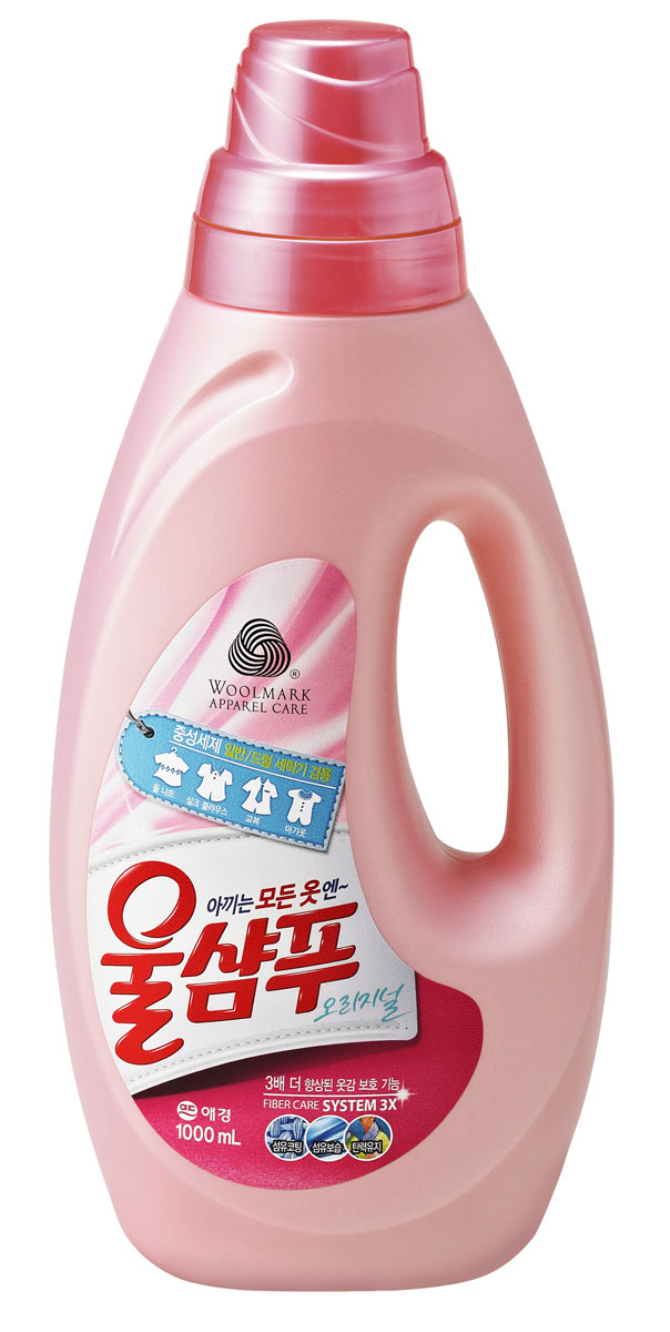 Средство жидкое для стирки Wool Shampoo Original, 1 л879030 Средство жидкое для стирки Wool Shampoo Original, 1 л879030Натуральные компоненты и силикон жидкого средства для стирки Wool Shampoo Original предотвращают деформацию ткани. Средство защищает цвета ткани, предотвращает линьку вещей при стирке. Кокосовое масло способствует быстрому и тщательному выполаскиванию. Гипоаллергенно. Дарит мягкость, нежность тканям и едва уловимый аромат чистоты и свежести. Подходит для всех типов стиральных машин и ручной стирки. Виды тканей и белья: - подходит для всех видов деликатных тканей (шерсть, шелк, чистый хлопок и др.); - детского белья, нижнего белья; - одежды, требующей особо бережного ухода (сорочки, блузы и др); - одежды из особых видов спортивной ткани; - для ручной стирки головных уборов и капроновых колготок. Товар сертифицирован.