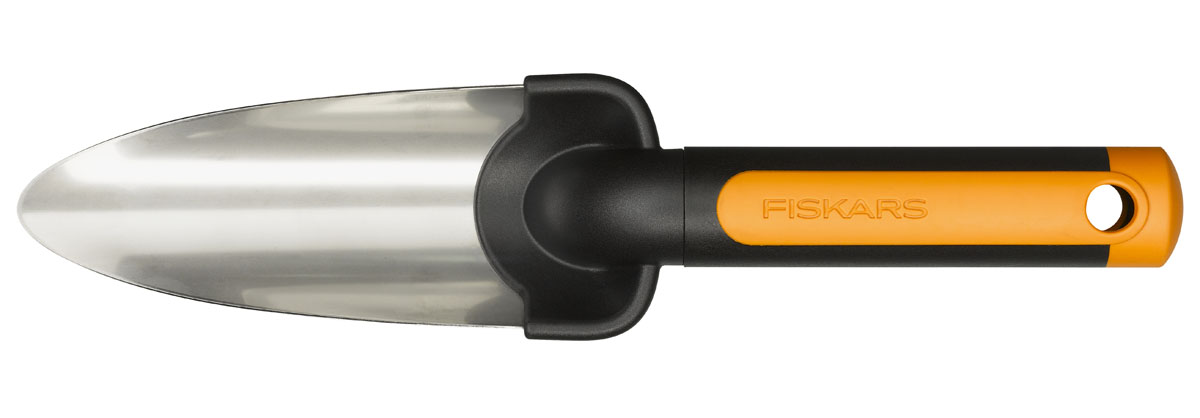 Совок узкий Fiskars с лезвием из нержавеющей стали, 27 см137210 Совок узкий Fiskars с лезвием из нержавеющей стали, 27 см137210Эргономичная конструкция садово-посадочного инвентаря Fiskars позволяет комфортно проводить посадку, культивацию, прополку и посев. Этими инструментами можно пользоваться как в помещении, так и на открытом воздухе. Закругленная форма углов разработана специально для сведения к минимуму повреждений корней и почвы. Особенности совка: Предназначен для посадки и прополки растений в твердой почве Удобен для работы на маленьких и узких поверхностях Лезвие изготовлено из прочной нержавеющей стали Острая режущая кромка обеспечивает лучшее проникновение в почву Прочный и легкий корпус из материала FiberComp Рукоятка дополнена оранжевыми упругими вкладками SoftGrip для удобного захвата Петля на рукоятке упрощает хранение инструмента Характеристики: Материал: металл, пластик. Длина совка: 27 см. Размер упаковки: 27 см х 7 см х 4 см.