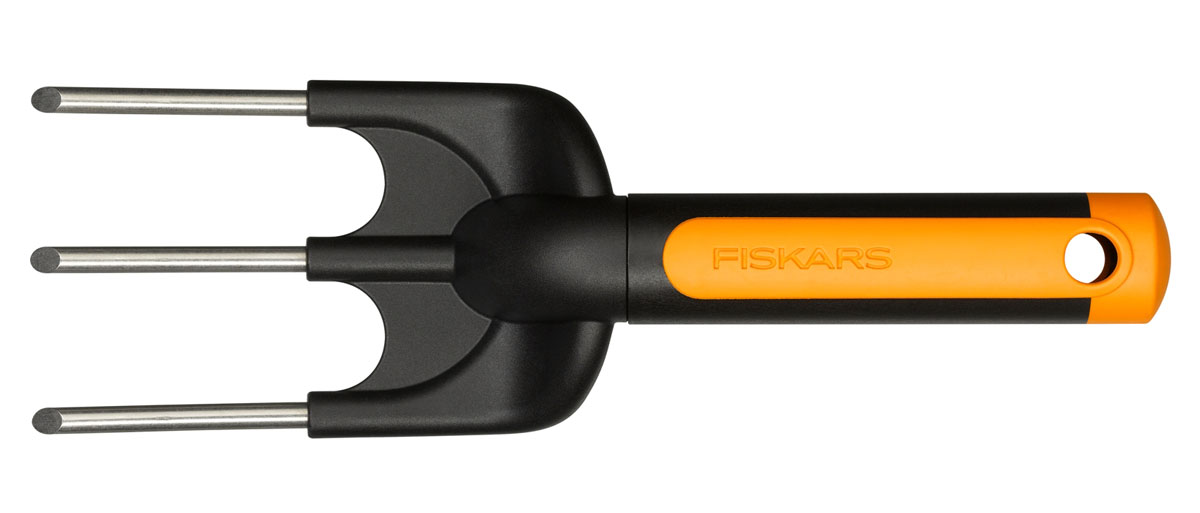 Вилка для прополки Fiskars, 25 см137230 Вилка для прополки Fiskars, 25 см137230Эргономичная конструкция садово-посадочного инвентаря Fiskars позволяет комфортно проводить посадку, культивацию, прополку и посев. Этими инструментами можно пользоваться как в помещении, так и на открытом воздухе. Закругленная форма углов разработана специально для сведения к минимуму повреждений корней и почвы. Особенности вилки: Предназначена для безопасной посадки и прополки Удобна для работы на маленьких и узких поверхностях Прочные зубья из нержавеющей стали проникают даже в самую твердую почву Прочный и легкий корпус из материала FiberComp Рукоятка дополнена оранжевыми упругими вкладками SoftGrip для удобного захвата Петля на рукоятке упрощает хранение инструмента Характеристики: Материал: металл, пластик. Длина вилки: 25 см. Размер упаковки: 25 см х 8 см х 5 см.