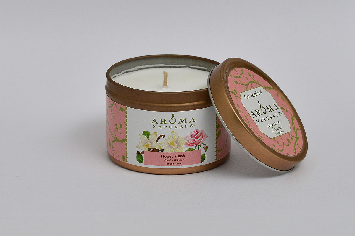 Aroma Naturals Соевая свеча Надежда, с маслом розы и ванили, 80 гAR23411 Aroma Naturals Соевая свеча Надежда, с маслом розы и ванили, 80 гAR23411Натуральная соевая свеча Aroma Naturals Надежда с эфирными ароматами розы и ванили имеет в своем составе только исключительные натуральные компоненты способствует умиротворению, мечтательному настроению, создает уют в помещении. Время горения составляет 15 часов. Характеристики: Состав: соевый воск, растительный воск, масло розы, масло ванили. Вес: 80 г. Размер упаковки: 6 см х 6 см х 4,5 см. Производитель: США. Товар сертифицирован.
