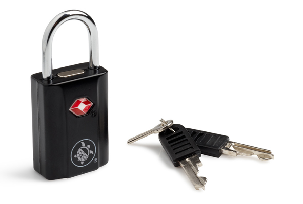 Замок навесной PacSafe Prosafe 650, цвет: черныйPE261BK Замок навесной PacSafe Prosafe 650, цвет: черныйPE261BKНавесной замок PacSafe Prosafe 650 служит для защиты багажа. Он имеет малые габариты, благодаря чему его можно крепить на любые типы молний. Прочный пластиковый корпус и дужка из металла обеспечивают долговечность. Дизайн замка подойдет к любому багажу. Имеет личину под специальный ключ, который находится у таможни и службы безопасности. Благодаря такой личине, при досмотре ваш багаж аккуратно вскрывают, а не взламывают. Поставляется с двумя комплектами ключей. Характеристики: Материал: цинк, пластик, металл. Размер замка: 3,5 см x 2,5 см x 1,6 см. Длина дужки: 2,2 см. Размер упаковки: 15,5 см x 11 см x 2 см.