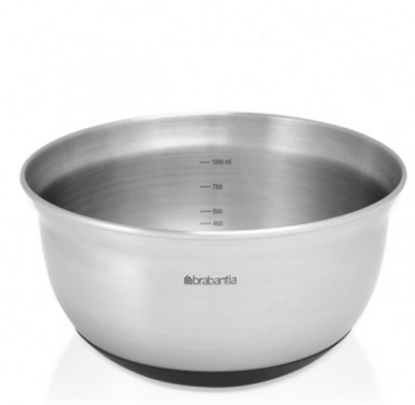 Салатник Brabantia, 1 л363825 Салатник Brabantia, 1 л363825Салатник Brabantia изготовлен из высококачественной нержавеющей стали с матовой полировкой. Мягко изогнутые края специально разработаны для комфортного смешивания, а измерительная шкала на внутренней поверхности чаши позволит точно смешивать ингредиенты. Силиконовое основание придает миске устойчивости и предотвращает повреждение поверхности стола. Такой салатник станет достойным дополнением к кухонному инвентарю. Характеристики: Материал: нержавеющая сталь, резина. Диаметр по верхнему краю: 17 см. Высота салатника: 8 см. Размер упаковки: 20,5 см х 21 см х 9 см. Артикул: 363825. Гарантия производителя: 5 лет.