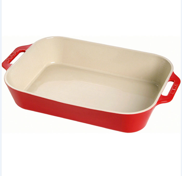 Форма прямоугольная керамическая Staub, цвет: вишневый, 34 х 24 х 6,5 см40511-148 Форма прямоугольная керамическая Staub, цвет: вишневый, 34 х 24 х 6,5 см40511-148Прямоугольная форма Staub изготовлена из керамики, покрытой эмалью из стеклянного порошка. Не содержит свинца. Она отлично подойдет для приготовления и подачи на стол разнообразных запеканок, кексов и пирогов. Подходит для использования в духовке, гриле и микроволновой печи, может использоваться для сервировки. Нельзя использовать на открытом огне. Можно помещать в морозильную камеру, но не ставить керамическую посуду из морозильной камеры сразу в горячую духовку. Можно мыть в посудомоечной машине или вручную, используя губку. Сушить вверх дном. Максимальная и минимальная температура использования: +300°С/-20°С.