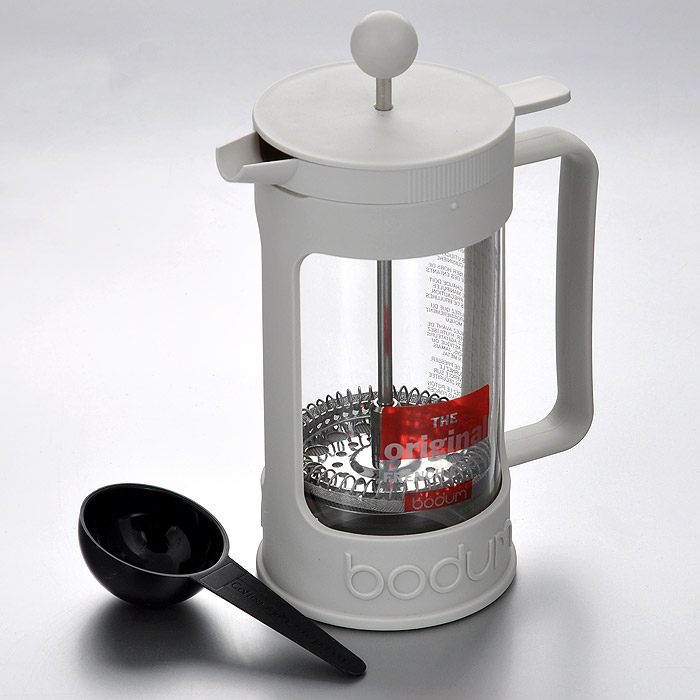 Кофейник Bodum Bean с прессом, цвет: белый, 0,35 л. 11375-91311375-913 Кофейник Bodum Bean с прессом, цвет: белый, 0,35 л. 11375-91311375-913Кофейник Bodum Bean изготовлен из боросиликатного стекла и белой пластиковой оправы, которая эффективно защищает стекло. Кофейник оснащен фильтром french press из нержавеющей стали. Содержимое кофейника невозможно пролить, даже если его опрокинуть, так как кофейник снабжен силиконовой прокладкой между крышкой и стеклом. Налить кофе в чашку можно, нажав рычаг на кофейнике. В комплект входит черная мерная ложечка из пластика. Современный дизайн полностью соответствует последним модным тенденциям в создании предметов бытовой техники. Настоящим ценителям натурального кофе широко известны основные и наиболее часто применяемые способы его приготовления: эспрессо, по-турецки, гейзерный. Однако существует принципиально иной способ, известный как french press, благодаря которому приготовление ароматного напитка стало гораздо проще. Характеристики: Материал: стекло, пластик, силикон, нержавеющая сталь. Объем кофейника: 0,35 л. Высота...