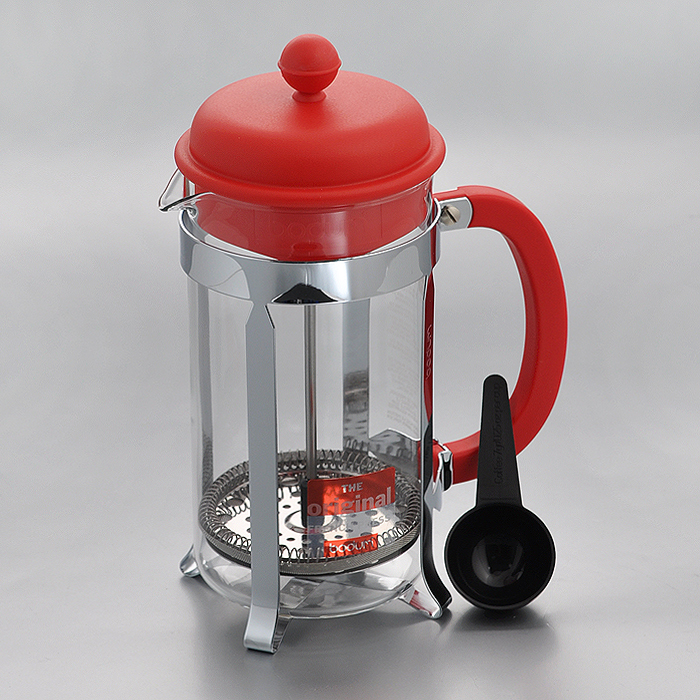 Кофейник Bodum Caffettiera с прессом, с ложечкой, цвет: красный, 1 л1918-294 Кофейник Bodum Caffettiera с прессом, с ложечкой, цвет: красный, 1 л1918-294Кофейник Bodum Caffettiera представляет собой колбу из термостойкого стекла в оправе из полированной нержавеющей стали. Кофейник оснащен фильтром french press из нержавеющей стали, который позволяет легко и просто приготовить отличный напиток. Ручка и крышка кофейника выполнены из прочного пластика красного цвета. В комплекте небольшая мерная ложечка из черного пластика. Благодаря такому кофейнику приготовление вкуснейшего ароматного и крепкого кофе займет всего пару минут. Настоящим ценителям натурального кофе широко известны основные и наиболее часто применяемые способы его приготовления: эспрессо, по-турецки, гейзерный. Однако существует принципиально иной способ, известный как french press, благодаря которому приготовление ароматного напитка стало гораздо проще. Весь процесс приготовления кофе займет не более 7 минут. Характеристики: Материал: нержавеющая сталь, пластик, стекло. Цвет: красный. Объем: 1 л. Диаметр кофейника по верхнему...