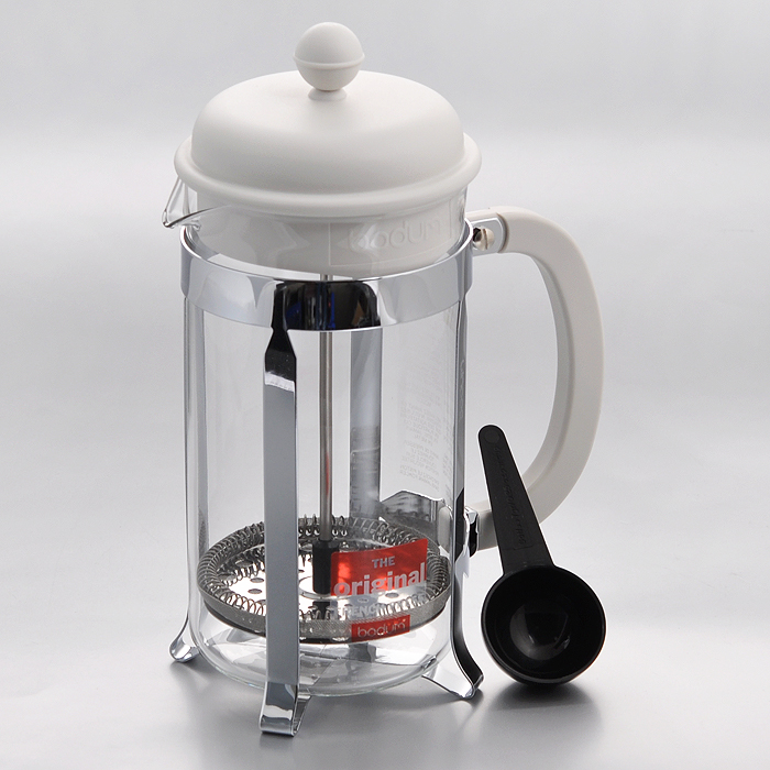 Кофейник Bodum Caffettiera с прессом, с ложечкой, цвет: белый, 1 л1918-913 Кофейник Bodum Caffettiera с прессом, с ложечкой, цвет: белый, 1 л1918-913Кофейник Bodum Caffettiera представляет собой колбу из термостойкого стекла в оправе из полированной нержавеющей стали. Кофейник оснащен фильтром french press из нержавеющей стали, который позволяет легко и просто приготовить отличный напиток. Ручка и крышка кофейника выполнены из прочного пластика белого цвета. В комплекте небольшая мерная ложечка из черного пластика. Благодаря такому кофейнику приготовление вкуснейшего ароматного и крепкого кофе займет всего пару минут. Настоящим ценителям натурального кофе широко известны основные и наиболее часто применяемые способы его приготовления: эспрессо, по-турецки, гейзерный. Однако существует принципиально иной способ, известный как french press, благодаря которому приготовление ароматного напитка стало гораздо проще. Весь процесс приготовления кофе займет не более 7 минут.